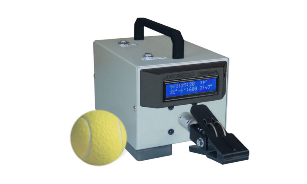 ねじろうくんとテニスボールでサイズを比較している画像