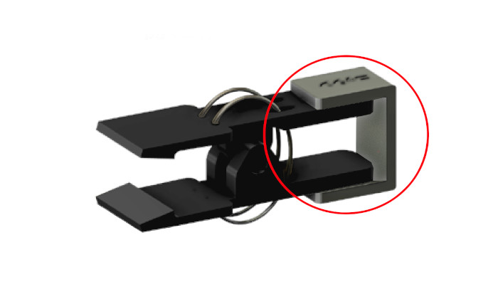 クリップ固定具で挟みクリップを広げ、作業しやすくしている様子